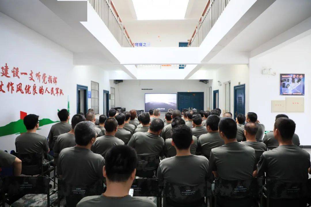 ‘星空体育官网’
穿上戎衣当回“兵” “军事日”里悟使命~(图12)